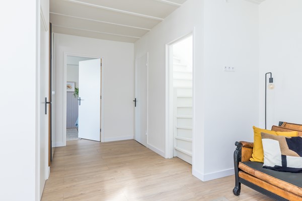 Foto - Verkocht onder voorbehoud: Ruime en veelzijdige vrijstaande woning met 173 m² woonoppervlakte,  extra leefverdieping, 3 slaapkamers (mogelijkheid tot 4), 2 badkamers, royaal bijgebouw en tuin op het zuidoosten in Hulsberg